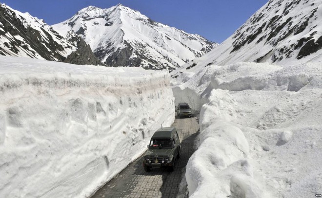 
Ô tô di chuyển qua đoạn đường với vách băng dày hai bên tại thành phố Srinagar ở vùng Kashmir, Ấn Độ.
