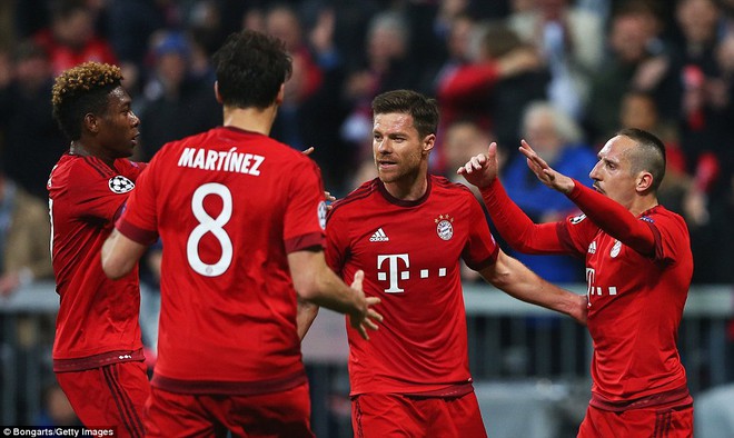
Xabi Alonso (giữa) ăn mừng với các đồng đội sau khi Bayern ghi bàn thắng mở tỷ số.
