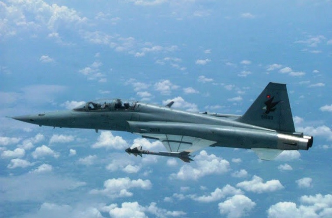 
Tiêm kích F-5F nâng cấp của Không quân Hoàng gia Thái Lan mang tên lửa Python-5

