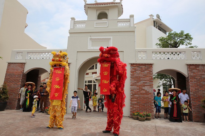 Đến với sự kiện Tiền khai trương dự án Little Vietnam với chủ đề “Đêm sắc màu”được tổ chức trong 2 ngày 30/4 – 1/5, du khách trong và ngoài nước đã được tham gia hàng loạt hoạt động, chương trình biểu diễn nghệ thuật kéo dài từ 9h sáng đến 22h.