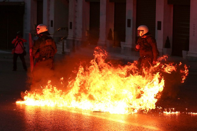 Bom xăng phát nổ trước các cảnh sát trong cuộc đụng độ với người biểu tình ở thành phố Athens, Hi Lạp.