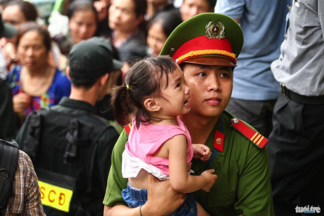 Một bé gái bật khóc khi phải tách khỏi người thân để đảm bảo an toàn, tất cả trẻ nhỏ được ban tổ chức bố trí một khu vực riêng - Ảnh: Nguyễn Khánh/Tuổi trẻ
			