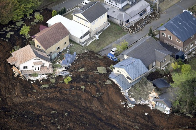 Động đất kéo sụt đất và nhiều căn biệt thự ở thị trấn Minamiaso tỉnh Kumamoto
