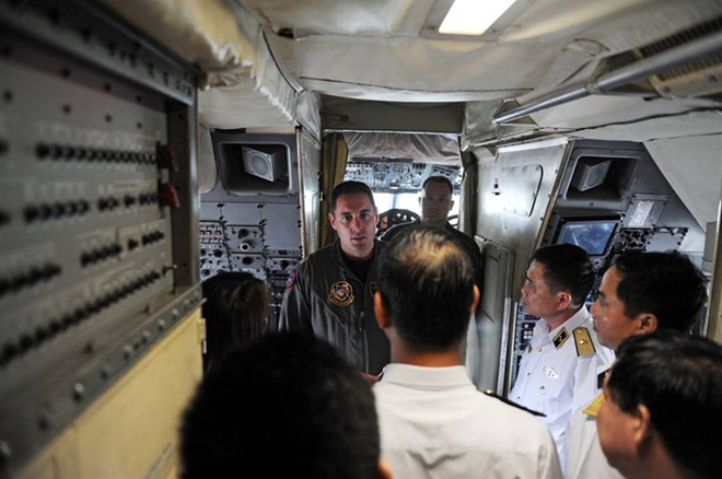 
Theo thông tin của Hải quân Mỹ đăng tải ngày 19/4, đoàn khách 6 sĩ quan cao cấp của Hải quân Nhân dân Việt Nam và 1 đại diện dân sự Việt Nam đã tham gia chuyến bay này.
