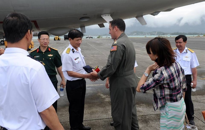 
Chuyến thăm diễn ra tốt đẹp và thành viên phi hành đoàn đã làm tốt việc giới thiệu máy bay với các vị khách sĩ quan Việt Nam”, ông Jeremy Lyon nói thêm.

