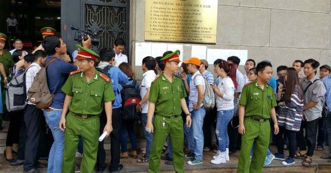 Lực lượng công an được huy động để giữ gìn trật tự trong ngày bán tiền 100 đồng đầu tiên tại TP.HCM - Ảnh: BizLIVE. 