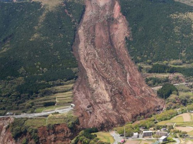 
Một vụ lở đất tại Minami-Aso, tỉnh Kumamoto - Ảnh: AFP
