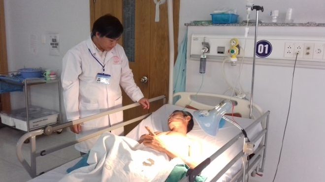 
Bác sĩ La Văn Phú hỏi thăm bệnh nhân tại khu vực hậu phẫu Bệnh viện Đa khoa TP Cần Thơ - Ảnh: T.Lũy
