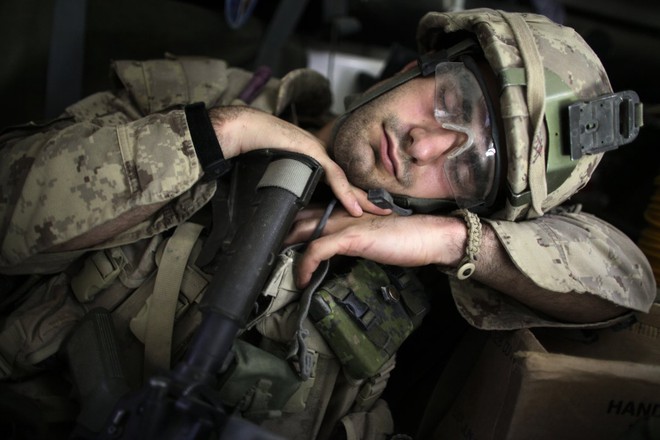 
Ngủ gục có lẽ là tư thế ngủ quen thuộc của người lính trên chiến trường. Ảnh chụp tại chiến trường Afghanistan ngày 21/5/2009.
