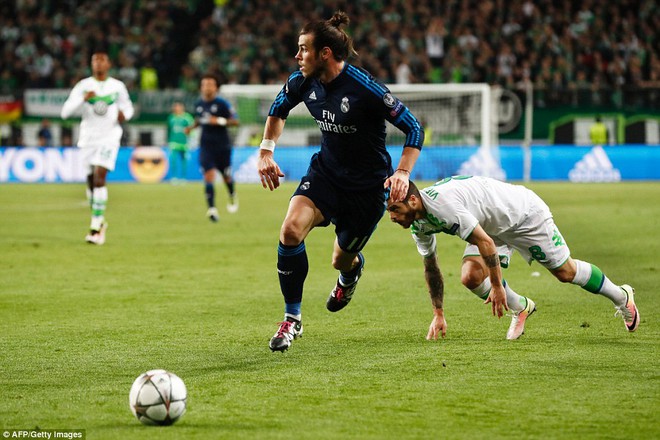 
Bale chơi rất năng nổ, trong thế trận Real kiểm soát bóng tới 62%, anh liên tục xuống biên rồi tạt bóng vào cho Ronaldo.
