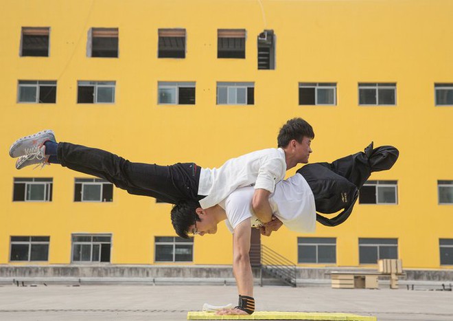 Chàng sinh viên cụt chân biểu diễn parkour với bạn của cậu tại thành phố Hợp Phì, Trung Quốc.