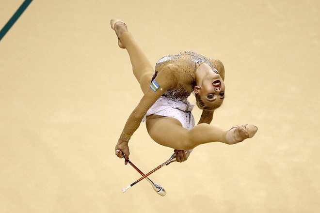 Vận động viên Elizaveta Nazarenkova của Uzbekistan trình diễn một bài thể dục nhịp điệu tại vòng loại Thế vận hội Mùa hè 2016 tổ chức ở Rio de Janeiro, Brazil.