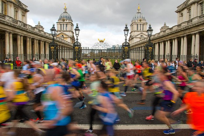 Các vận động viên tham gia cuộc thi chạy marathon ở London, Anh.