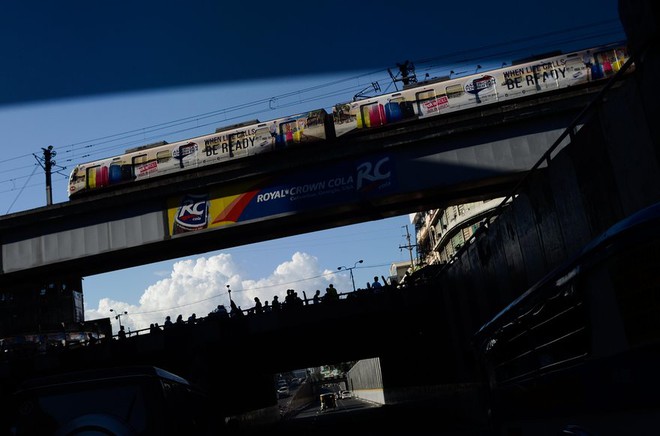 Tuyến đường sắt trên cao đi qua một khu phố sầm uất ở thủ đô Manila, Philippines.