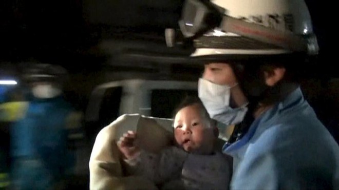 Một em bé được lực lượng cứu hộ đưa ra khỏi một căn nhà sập sau trận động đất