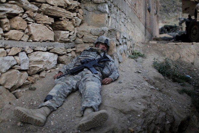 
Tư thế ngủ có phần khá khổ sở của một lính Mỹ tại tỉnh Kunar, Afghanistan ngày 5/8/2009.
