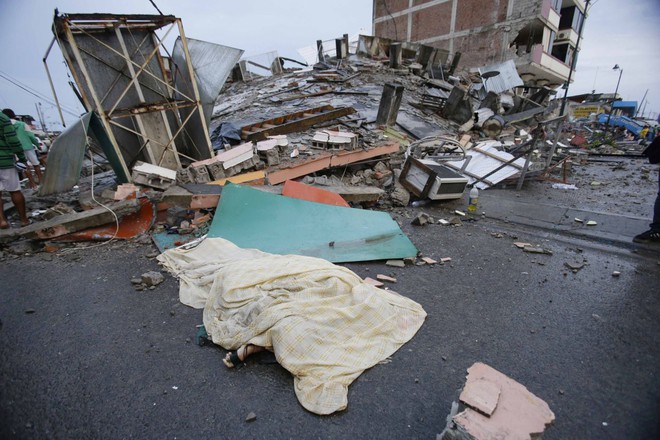 Thi thể một người chết được phủ chăn cạnh những tòa nhà bị do động đất ở Pedernales, Ecuador.