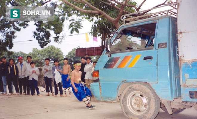 Một cậu bé của môn võ Thiên Môn Đạo dễ dàng dùng khí công để kéo một chiếc xe tải nặng hàng tấn.