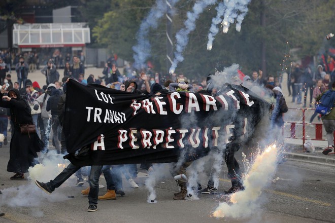Sinh viên biểu tình đụng độ với cảnh sát chống bạo động tại thành phố Nantes, Pháp.