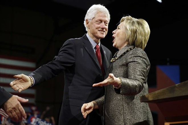 
Bà Hillary Clinton, ứng viên tổng thống của đảng Dân chủ, cùng chồng là cựu Tổng thống Bill Clinton trong một cuộc vận động Philadelphia, Mỹ.
