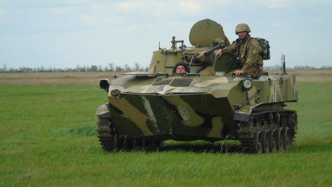 
Hiện tại quân phục của binh sĩ Ukraine bắt đầu chuyển sang tiêu chuẩn NATO, do được Hoa Kỳ viện trợ trong thời gian qua, kể từ khi cuộc nội chiến nổ ra.

