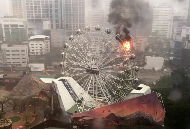 Hỏa hoạn xảy ra trên vòng đu quay trong công viên giải trí Dinosaur Planet ở Bangkok, Thái Lan.
