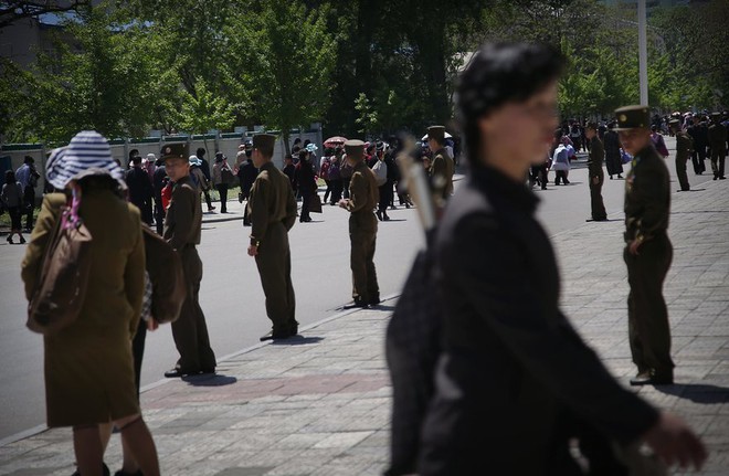 
Binh sĩ đứng dọc hai bên đường ở thủ đô Bình Nhưỡng làm nhiệm vụ bảo vệ kỳ đại hội lần thứ 7 của đảng Lao động Triều Tiên.
