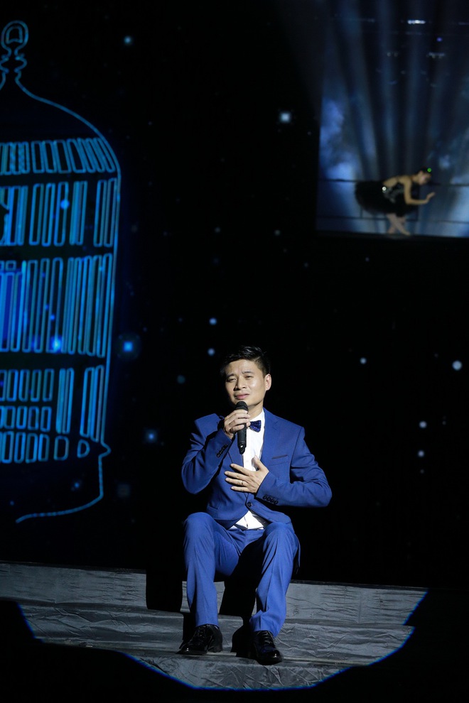 
Ca sĩ Tấn Minh đã khiến nhiều khán giả xúc động khi nghe anh thể hiện ca khúc Lời chim đỗ quên với giọng hát cao vút, ấm áp và giầu cảm xúc.
