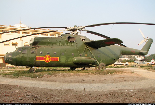 
Trực thăng vận tải hạng nặng Mi-6 của Việt Nam nằm trong khu trưng bày ngoài trời của Bảo tàng Phòng không - Không quân.
