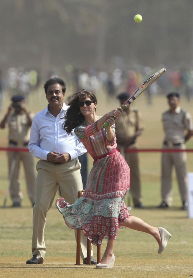 Công nương Kate Middleton trổ tài chơi cricket trong chuyến thăm tới Mumbai, Ấn Độ.