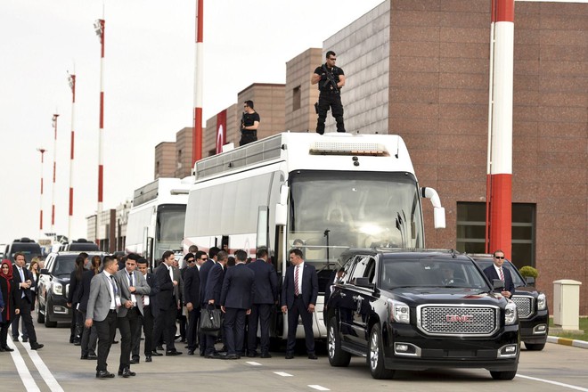 Nhân viên an ninh bảo vệ xe bus đón các nhà lãnh đạo châu Âu tại sân bay ở thành phố Gaziantep, Thổ Nhĩ Kỳ.