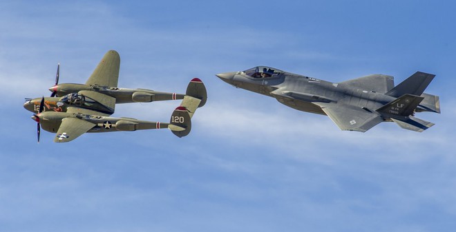 
F-35 sánh đôi cùng P-38 Lightning...
