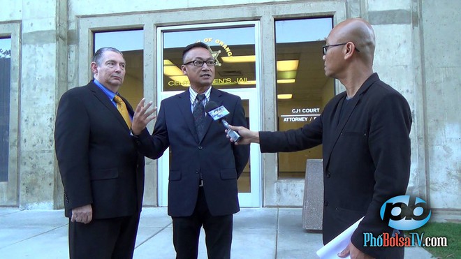 
Phóng viên Vũ Hoàng Lân từ Phố Bolsa TV phỏng vấn luật sư Từ Huy Hoàng và luật sư Walter Teague trước nhà tù Trung tâm Quận Cam - nơi sẽ diễn ra phiên luận tội đầu tiên của Minh Béo. (Link video)
