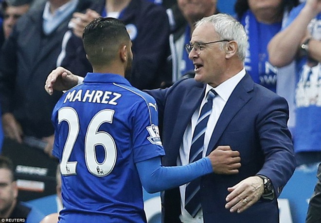 Hai thầy trò Ranieri và Riyad Mahrez chia vui sau khi tiếng còi vãn cuộc trong trận đấu gặp Everton được vang lên.