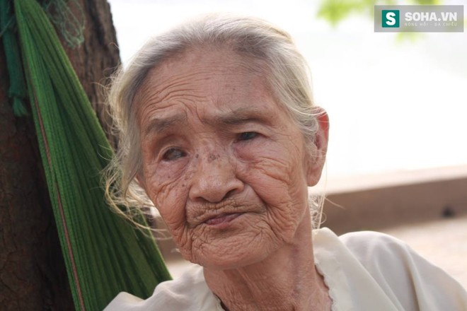 
Cụ bà 83 tuổi ngày ngày bán nước ở ven hồ Giảng Võ (Hà Nội) mưu sinh.
