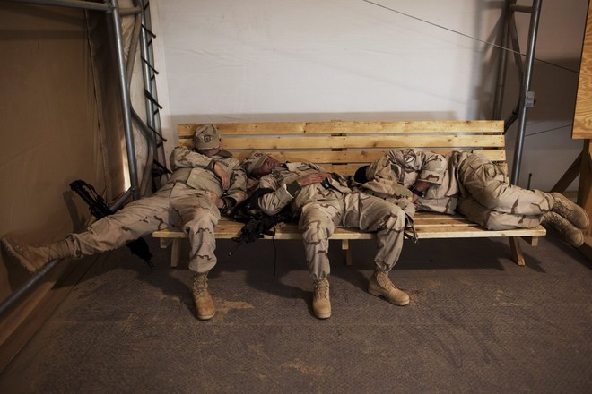 
Những binh sĩ NATO ngả lưng trên chiếc ghế dài tại doanh trại Bastion, tỉnh Helmand, Afghanistan. Ảnh chụp ngày 16/11/2010.
