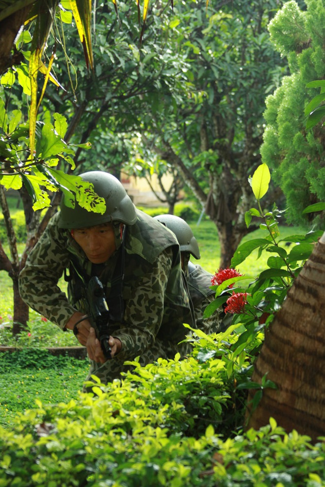 
Lữ đoàn đặc công 198 huấn luyện chiến đấu.
