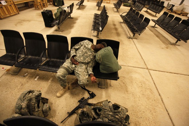 
Anh lính Mỹ chợp mắt trong phòng chờ tại căn cứ không quân al-Asad, Iraq trước khi bay về Mỹ ngày 1/11/2011.
