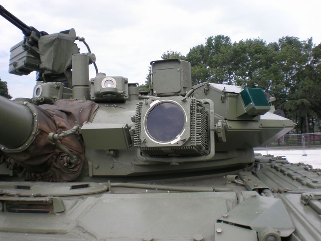 
Cận cảnh đèn gây nhiễu của hệ thống Shtora 1 trên xe tăng M-84AB1
