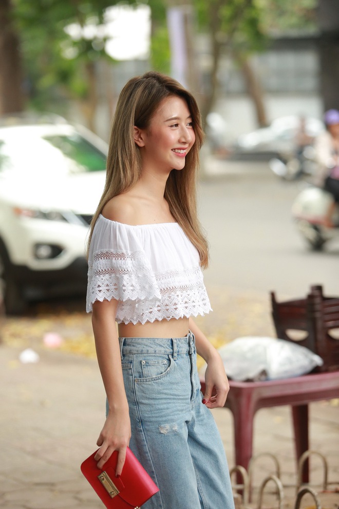 
Hot girl Quỳnh Anh Shyn có mặt khá sớm. Cô thu hút sự chú ý bởi phong cách mặc đơn giản nhưng vẫn gợi cảm.
