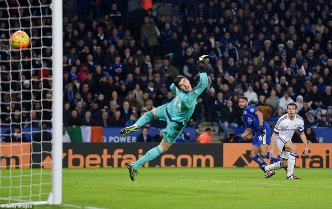 
Ngày 14/12/2015: Leicester 2-1 Chelsea: Mặc dù đối đầu với nhà ĐKVĐ Chelsea nhưng Leicester vẫn thắng thuyết phục sau hai pha lập công của 2 cái tên quen thuộc: Vardy và Mahrez.
