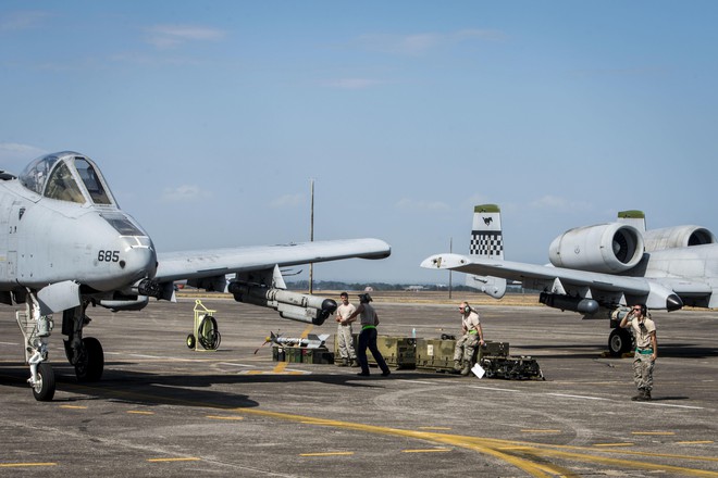 
Hiện chưa rõ những chiếc A-10C khi thực hiện nhiệm vụ hôm 19-04 có mang theo vũ khí hay không. Nhưng bức ảnh chụp 2 chiếc A-10C trước khi cất cánh tại căn cứ Không quân Clark cũng vào ngày hôm đó cũng phần nào hé lộ trang bị trên những chiếc A-10C.
