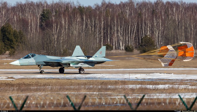 
T-50 PAK-FA hiện là mẫu máy bay chiến đấu thế hệ 5 duy nhất thử nghiệm cho Không quân Nga. Dự kiến trong năm 2017, lực lượng này sẽ nhận được những chiếc T-50 đầu tiên.
