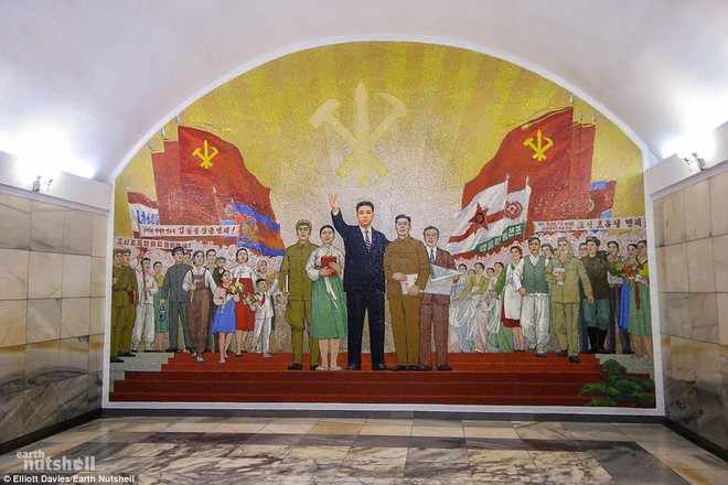 
Bức ảnh lãnh tụ Kim Nhật Thành và Đảng Lao động Triều Tiên tại một nhà ga
