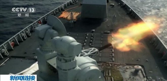 
Hệ thống phòng thủ tầm cực gần trên tàu gồm 1 pháo bắn nhanh Type 730 bố trí phía trước phần thượng tầng
