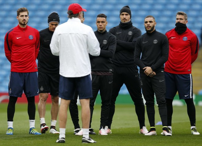 Các cầu thủ PSG trên sân tập chuẩn bị cho trận lượt về tứ kết Champions League với Manchester City. Ảnh: Reuters