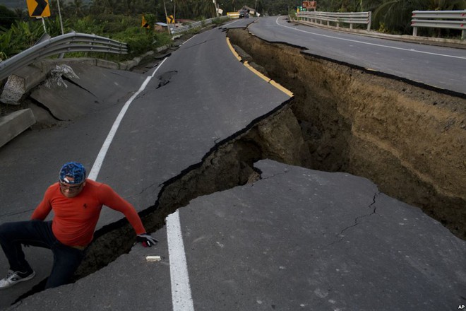 Người đàn ông mạo hiểm chụp ảnh trên đường cao tốc bị nứt toác sau trận động đất mạnh 7,8 độ richter tại thành phố Chacras, Ecuador.