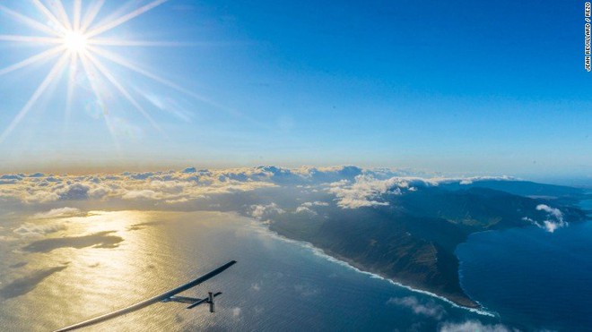 Solar Impulse 2 đã vượt Thái Bình Dương trong 62 tiếng mà không cần đến một giọt nhiên liệu