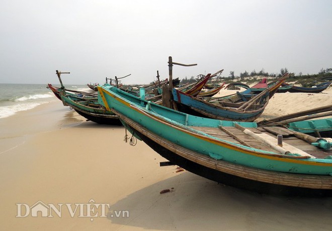 
Do hệ lụy của cá chết, đã nhiều ngày nay người dân xã Hải Ninh “phơi thuyền” không ra khơi.
