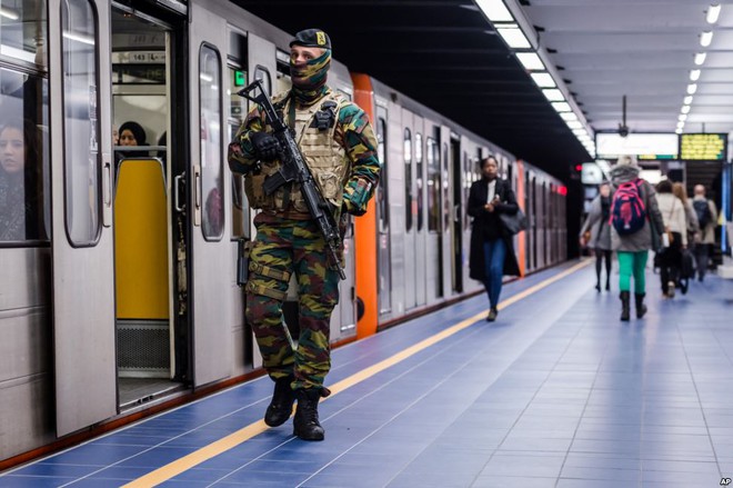 Binh sĩ có vũ trang tuần tra tại nhà ga tàu điện ngầm Maelbeek ở thành phố Brussels, Bỉ.